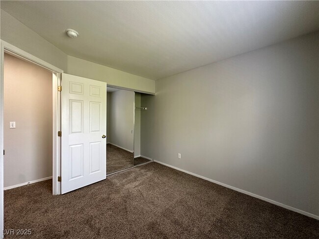 Building Photo - 2637 Heathrow St