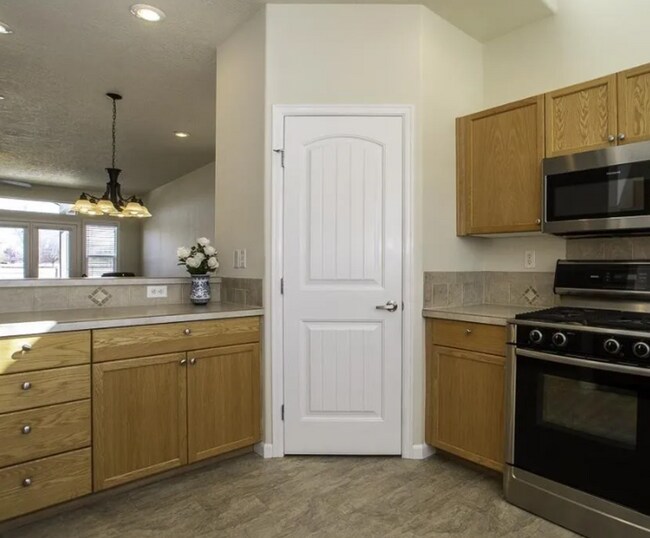Building Photo - Exceptionally maintained Single level 3 bedroom home available soon!