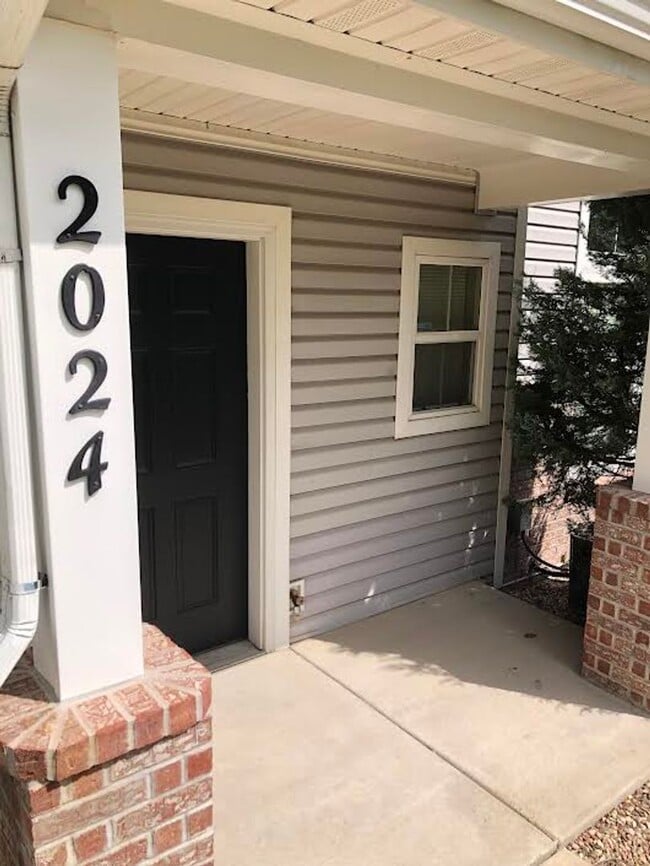 Building Photo - Fully Renovated, "MUST SEE" 3 Bedroom, 3 Bath Townhome with 2 Car Attached Garage