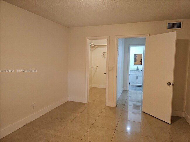 Building Photo - 900 Tallwood Ave