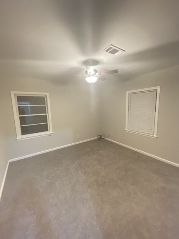 Building Photo - 2427 Laurel Dr