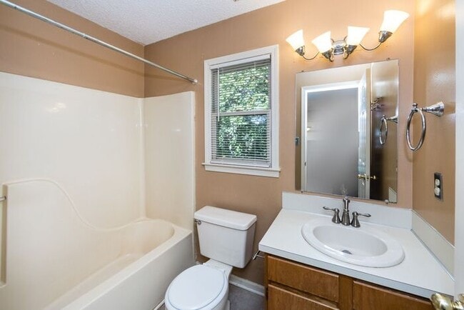 Building Photo - 3BD/1BA Home in Hickory