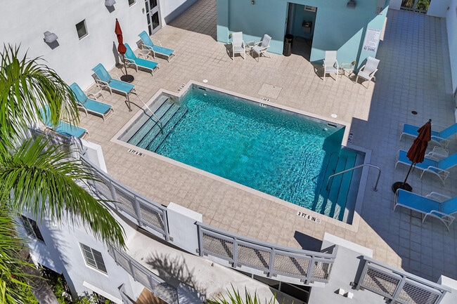 Building Photo - 365 SE 6th Ave