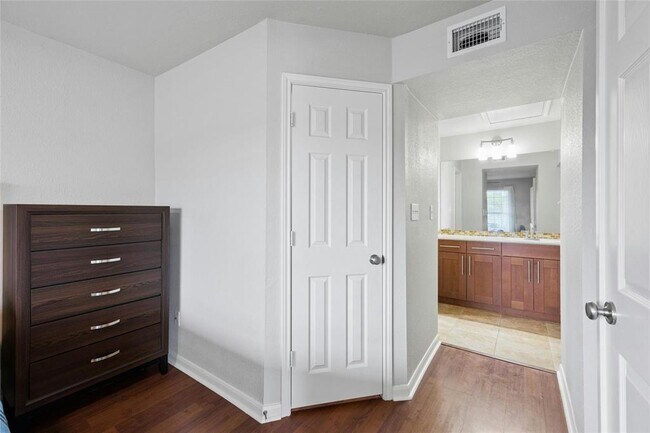 Building Photo - 7685 Northcross Dr