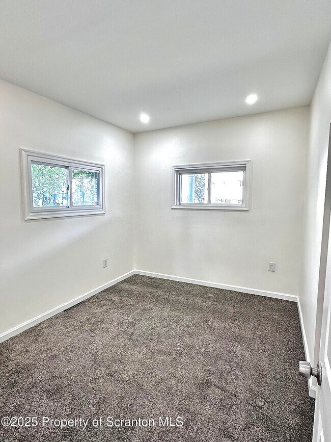 Building Photo - 266 Rutter Ave