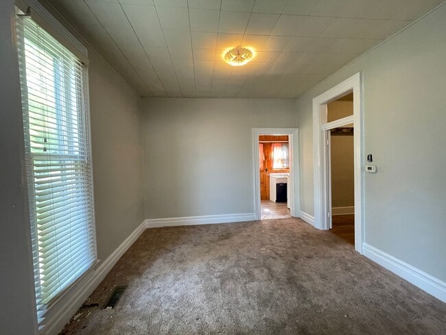 Building Photo - RENT SPECIAL: ONE MONTH FREE IF LEASED BY ...