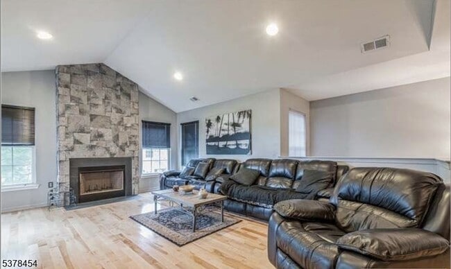 Building Photo - 115 Chariot Ct