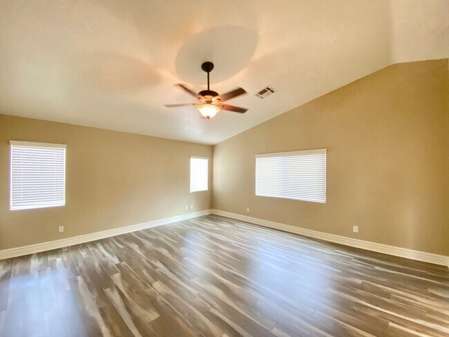 Building Photo - Wonderful two-story single-family house