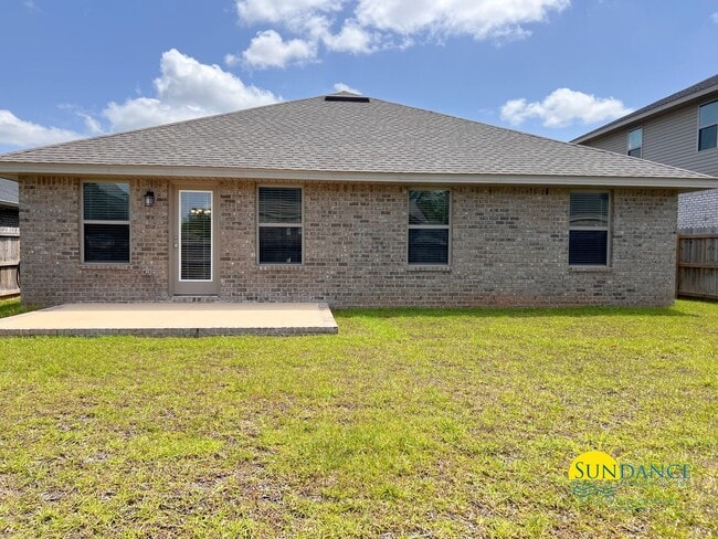 Building Photo - Modern 3 Bedroom Home with Community pool!