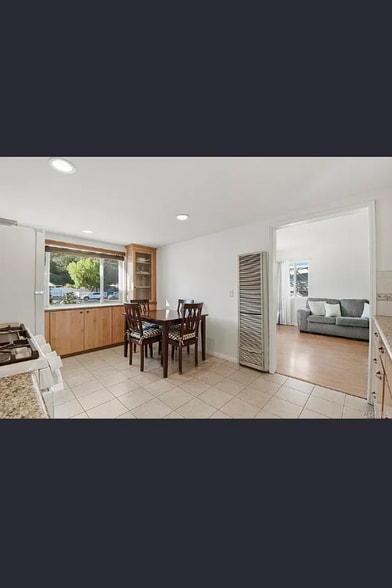 Building Photo - 5566 Streamview Dr