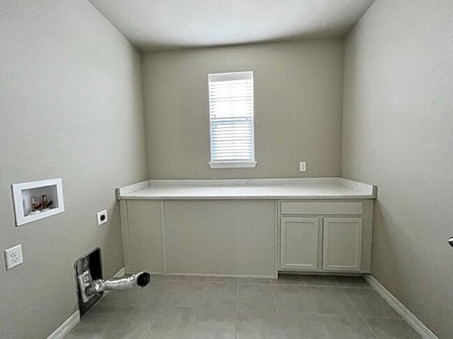 Building Photo - 5 Bedroom Home Close to Downtown Monument!!