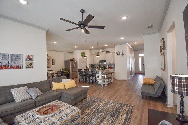Building Photo - Available! Gorgeous 3 Bedroom 2 Bath in Tyler!