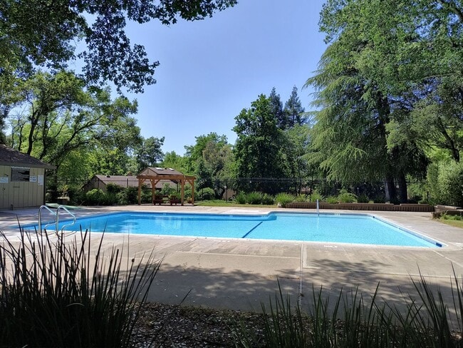 Building Photo - Newley Updated 4 bedroom, 2.5 bathroom Townhome in Citrus Heights!!!