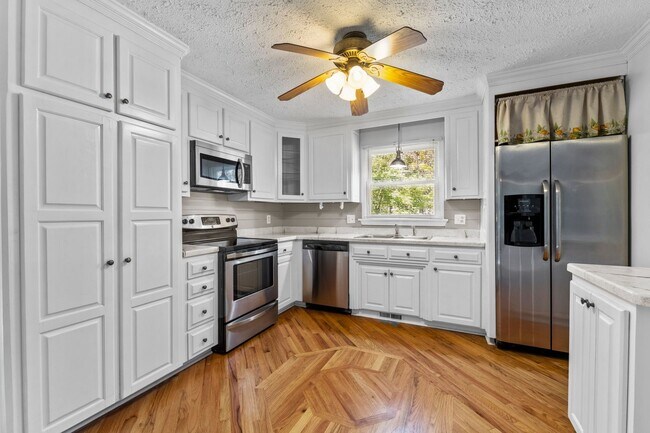 Building Photo - Gorgeous 3 Bedroom Ranch in North Raleigh, updated, pet friendly, fenced-in yard!