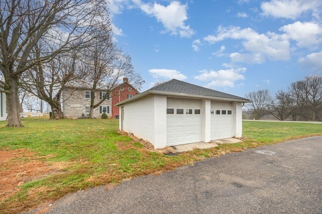 Building Photo - Beautiful updated 3/4 bedroom farmhouse