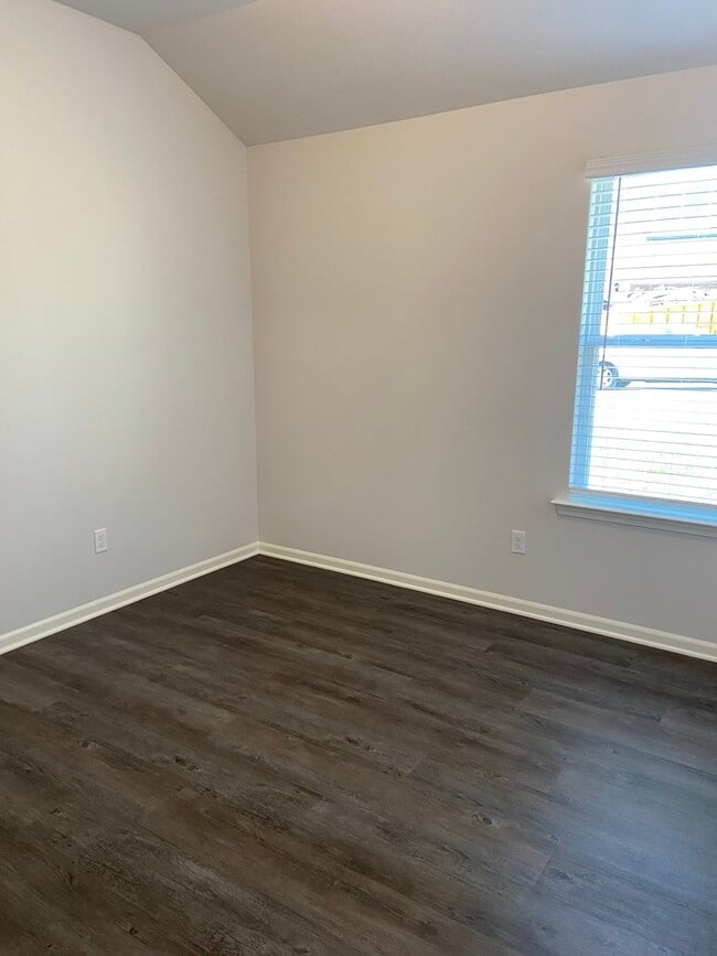 Building Photo - Pre-Leasing Now | Don't Miss Out! — Beautiful 4 Bed, 2 Bath Home in Oak Woods