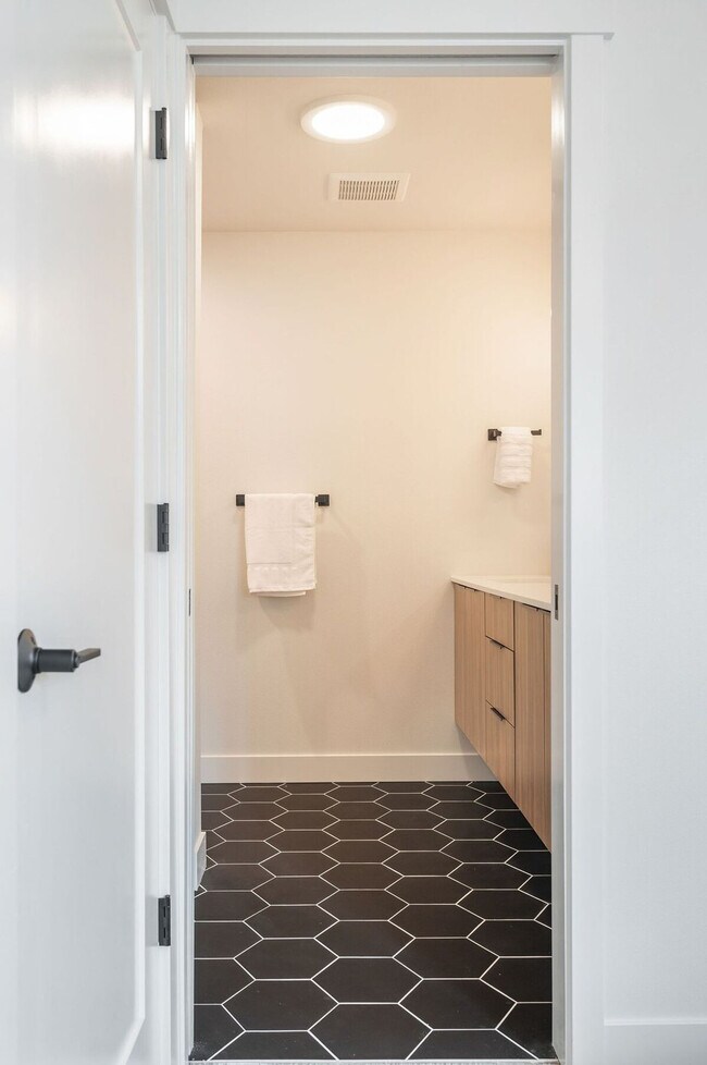 Building Photo - 34 W Cremona St