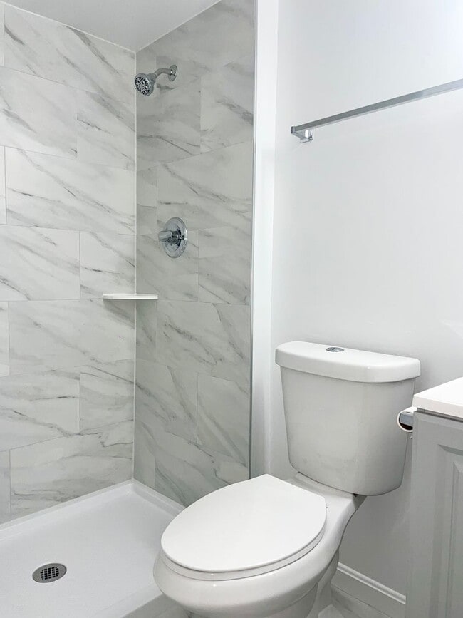 Building Photo - Modern Comfort in Sought-After Gaithersburg