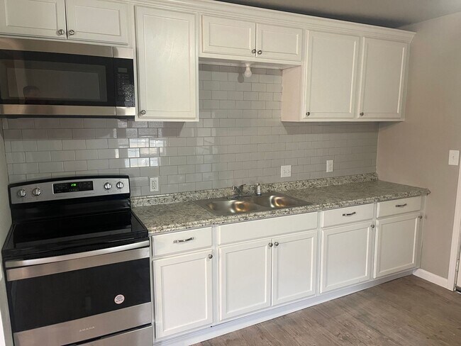 Building Photo - SLATON CHARMER! Totally Remodeled!! Availa...