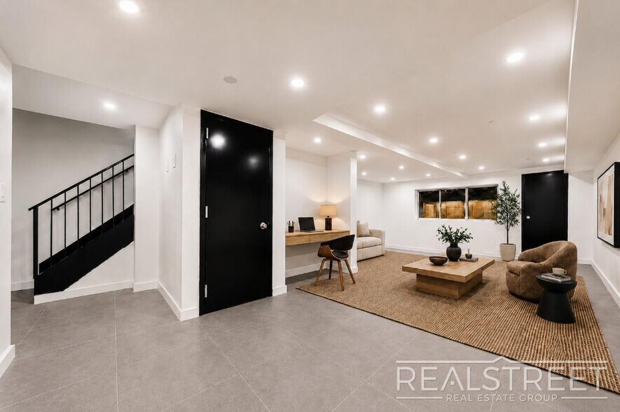 Building Photo - Three Bedroom Duplex w. Backyard.