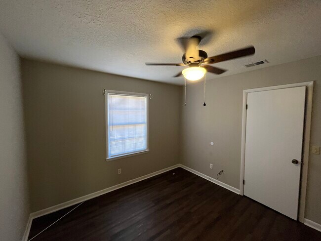 Building Photo - 704 E Grady St