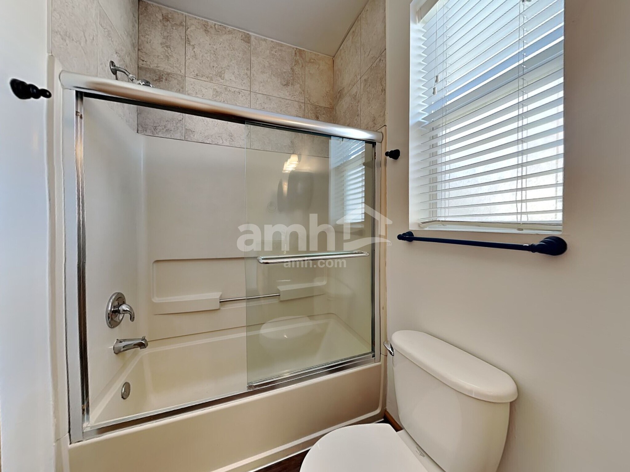 Building Photo - 915 Mission Blvd