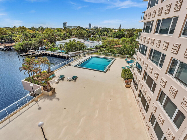 Building Photo - 3000 Holiday Dr