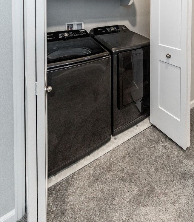 Building Photo - Urbanite Living near Downtown 3 Bed End Unit Townhouse