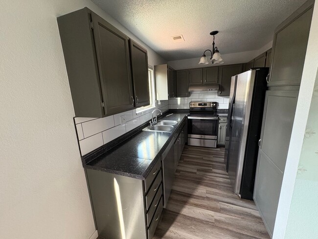 Building Photo - 3 Bed 2.5 Bath Home with 2 Car Detached Ga...