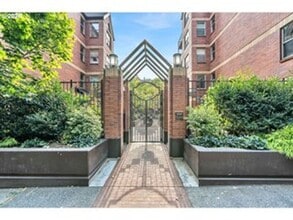 Building Photo - 1500 SW Park Ave