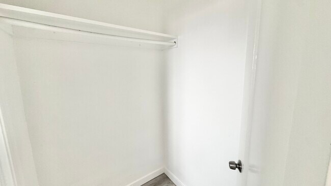 Building Photo - 517 1/2 W 42nd Pl -1/2