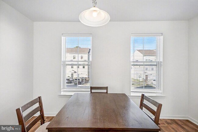 Building Photo - 423 Honeyberry Ln