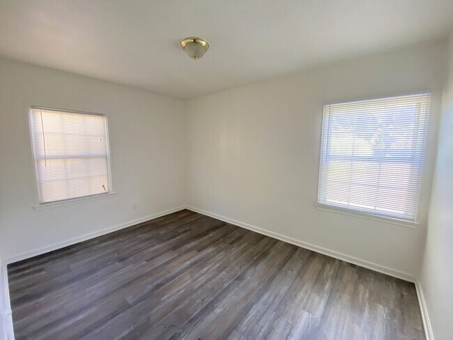 Building Photo - 2717 N Crescent Ave