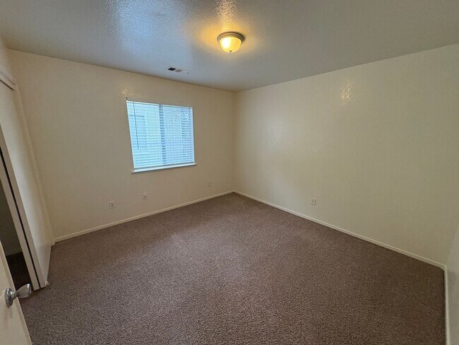 Building Photo - 2 story house in NW Visalia Available Now