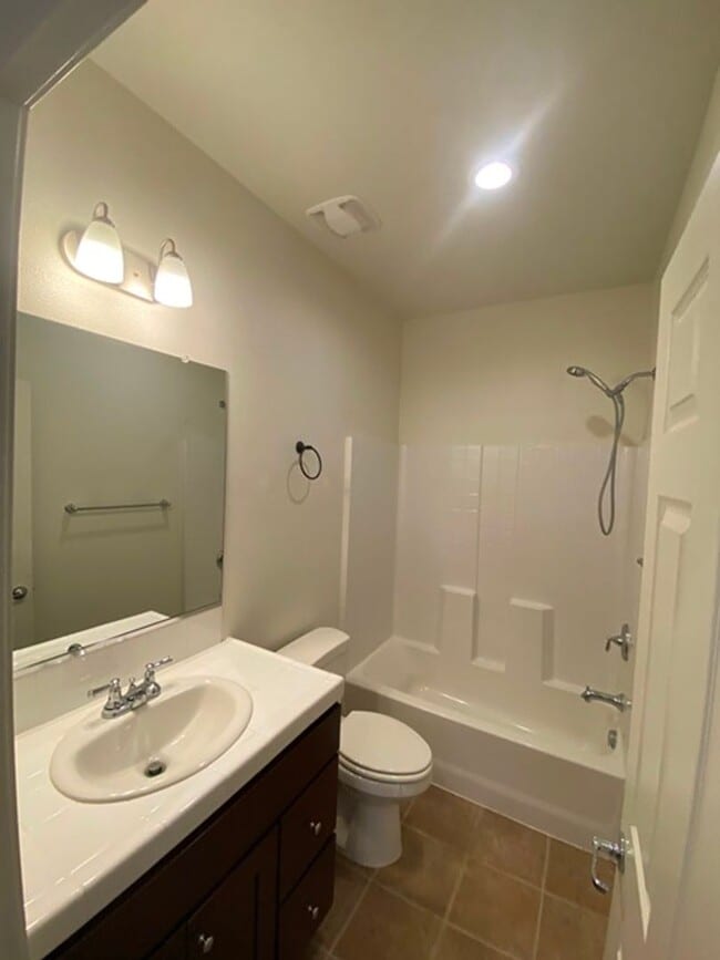 Building Photo - Like New 4 Bedroom Home in Harvest Square