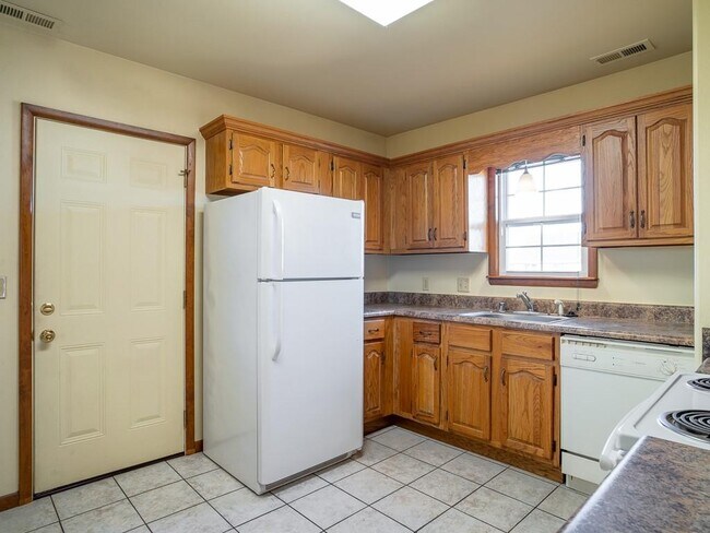 Building Photo - 1702 W Cypress St