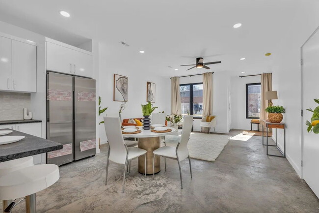Building Photo - Modern 4-Bed Townhouse in Ridgedale – Minu...