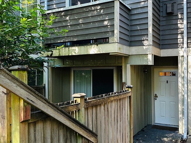Building Photo - Modern 3BR | 2.5BA Townhome with Private T...