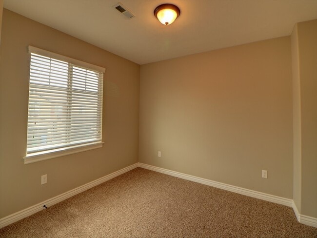 Building Photo - End unit town home