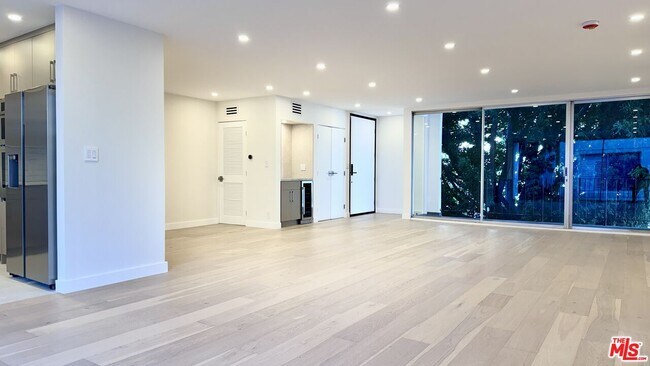 Building Photo - 414 N Palm Dr