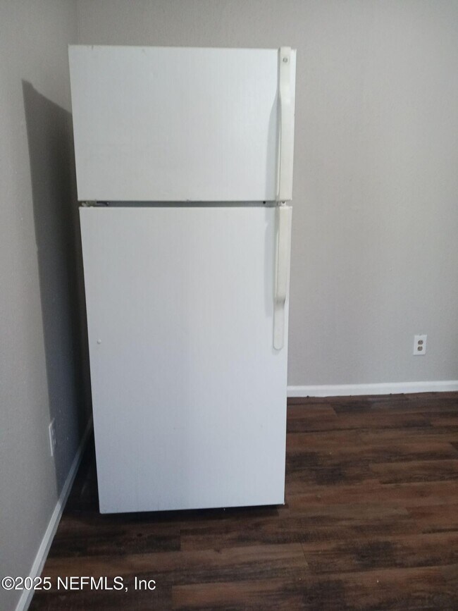 Building Photo - 110 E 15th St