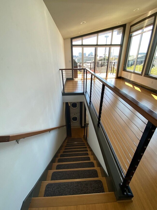 Building Photo - Modern Urban Living with Iconic Skyline Views  + 2 Weeks Free Rent