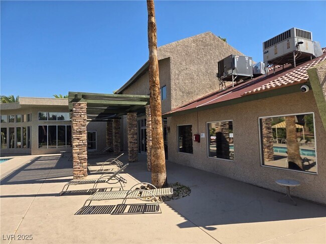 Building Photo - 5260 River Glen Dr
