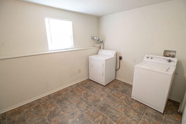 Building Photo - 1013 W Ash St