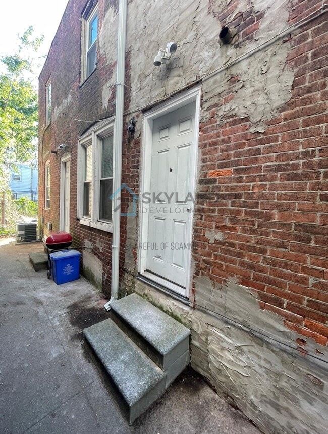 Building Photo - 1519 N 60th St