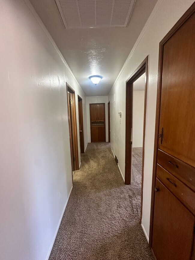 Building Photo - Cozy and Comfortable 3 Bed Home! Sandia Sc...