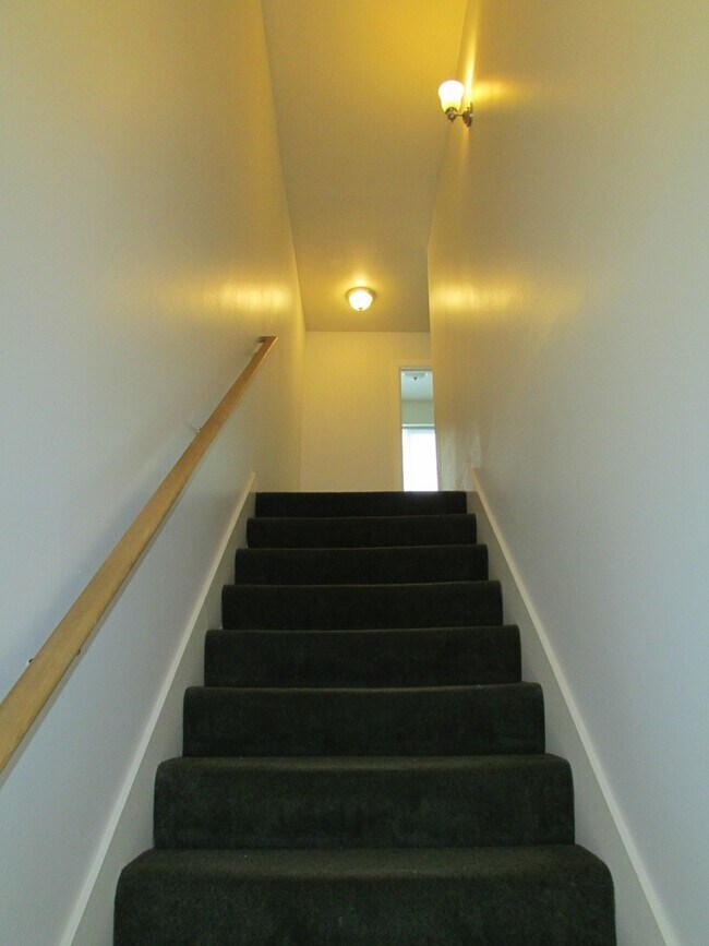 Building Photo - Leasing NOW-- Excellent 7 Bedroom/3 Bathroom Unit Near UW