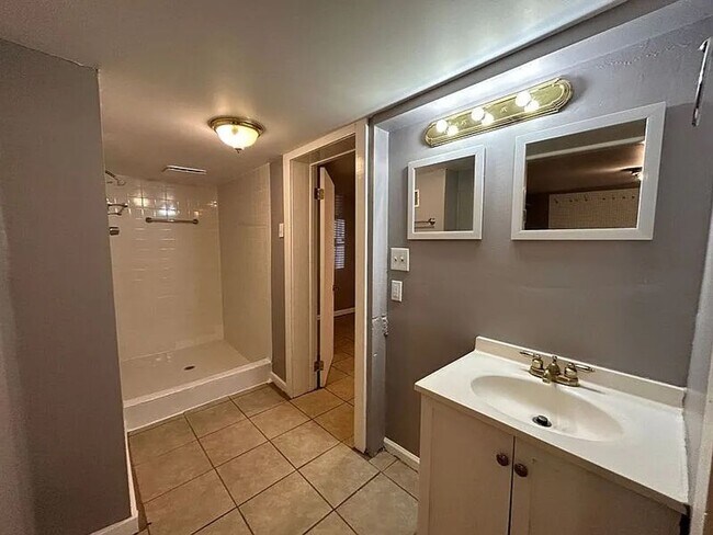 Building Photo - Beautiful 3 bedroom 2 bath home with views!