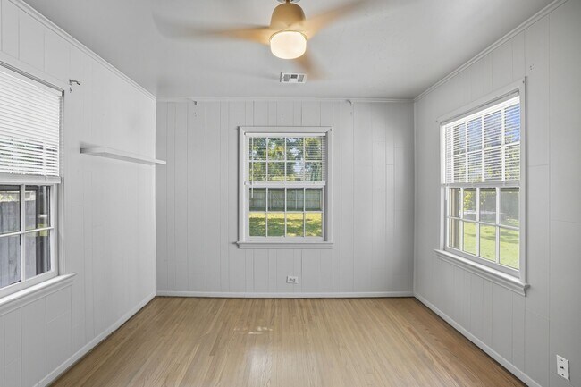 Building Photo - Charming 3-Bedroom Near Brookside & The Ga...