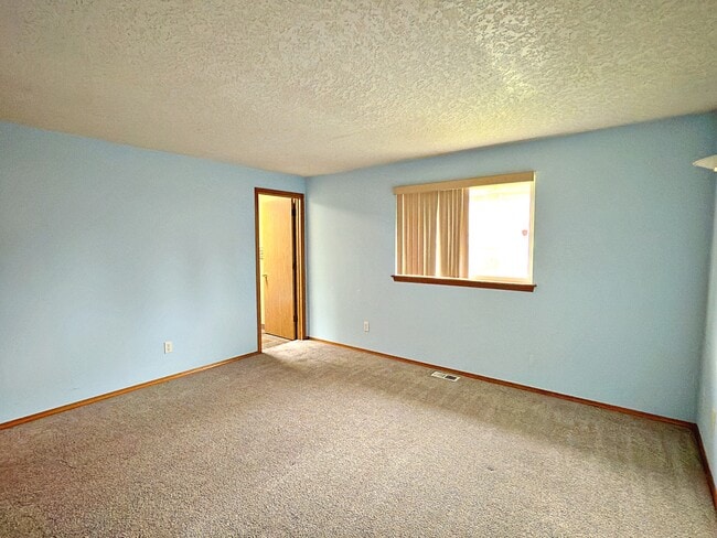 Building Photo - 9834 SE Clinton St